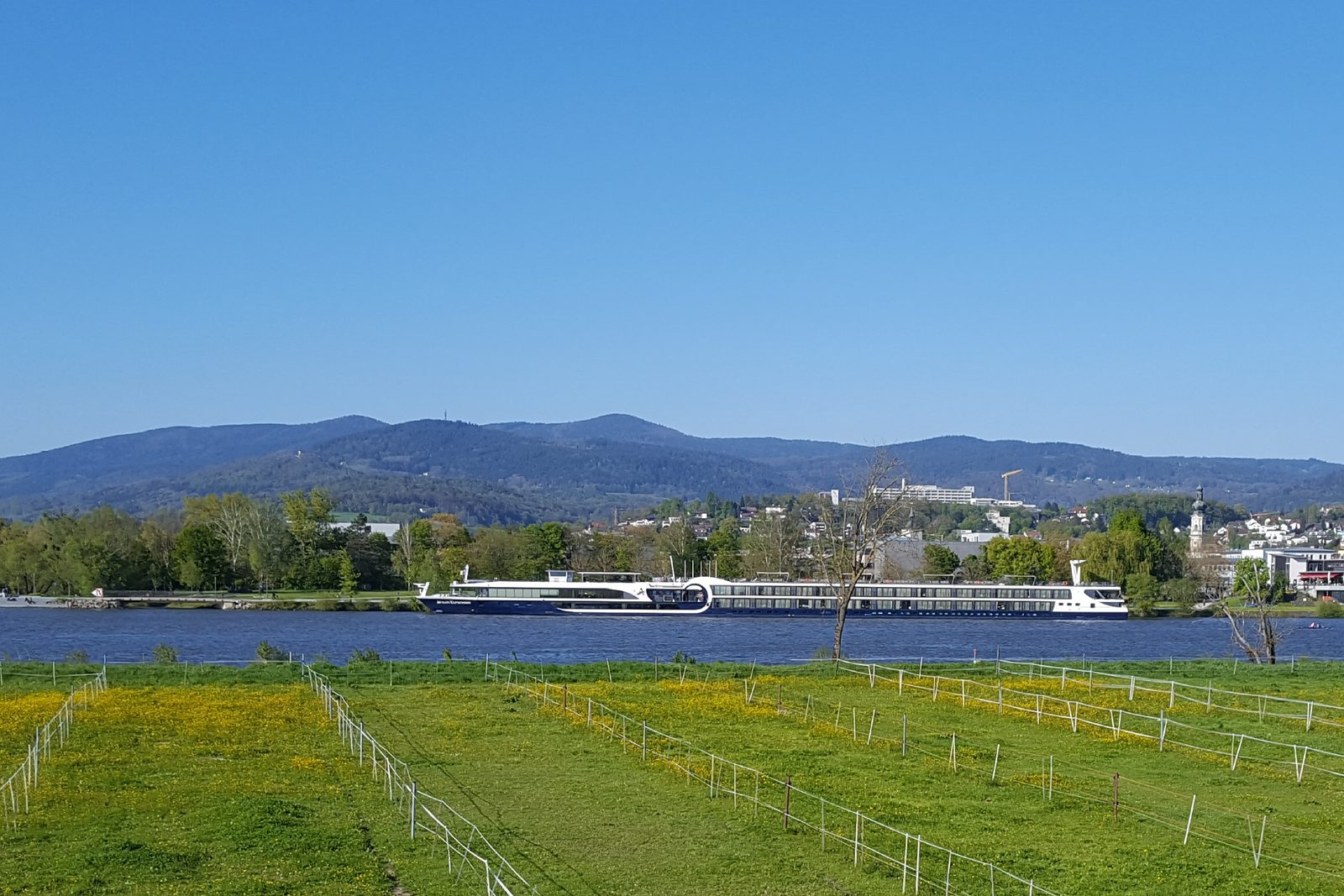 Blick über die Donau auf Deggendorf, dahinter die Höhenzüge des Bayerischen Waldes.